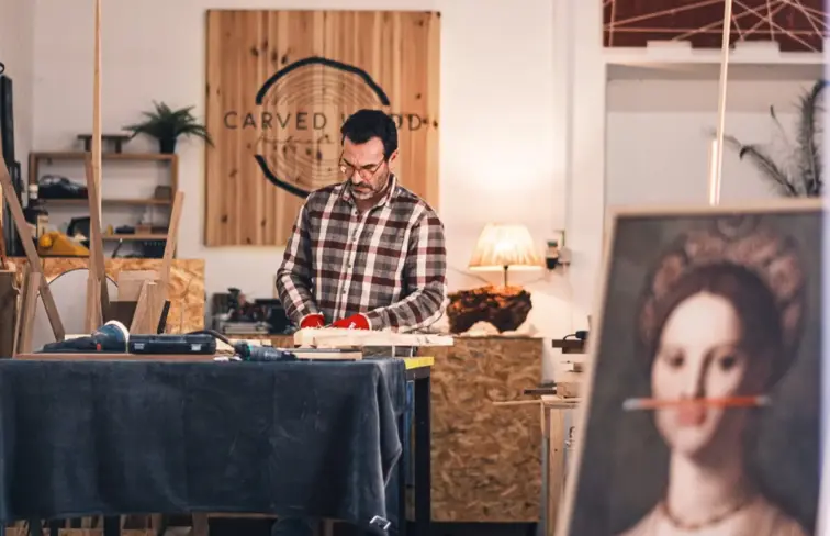 André Gomes no atelier, rodeado de peças e a trabalhar